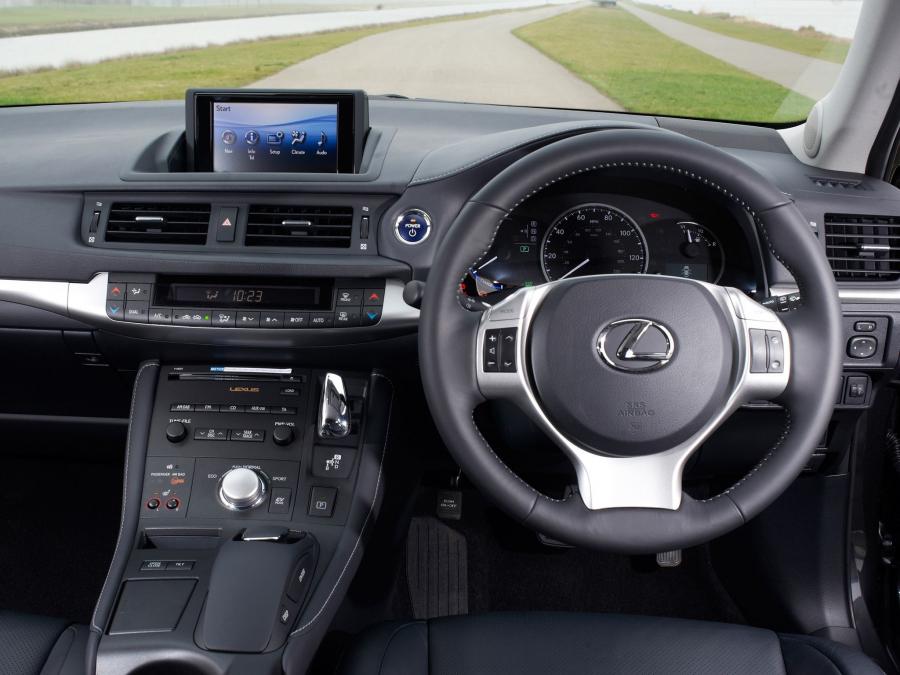  Lexus CT200h 2010 года  (UK) (фото 13 из 27)